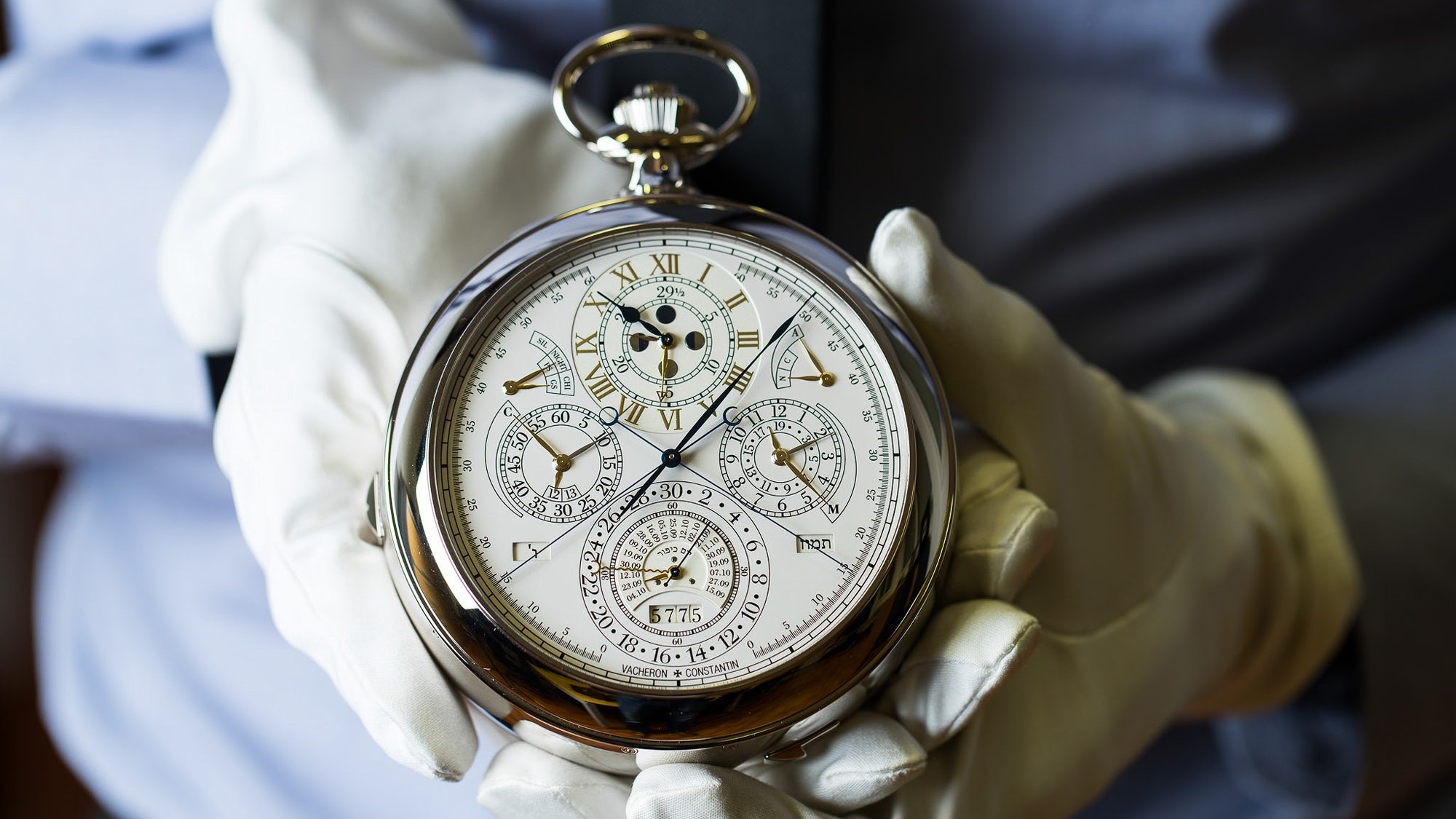 Часы через границу. Vacheron Constantin карманные часы. Vacheron Constantin самые дорогие. Карманные часы в руке. Часы Luxury карманные.